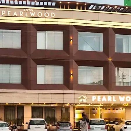 Hotel Pearl Wood Zirakpur Buitenkant foto