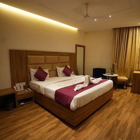 Hotel Pearl Wood Zirakpur Buitenkant foto