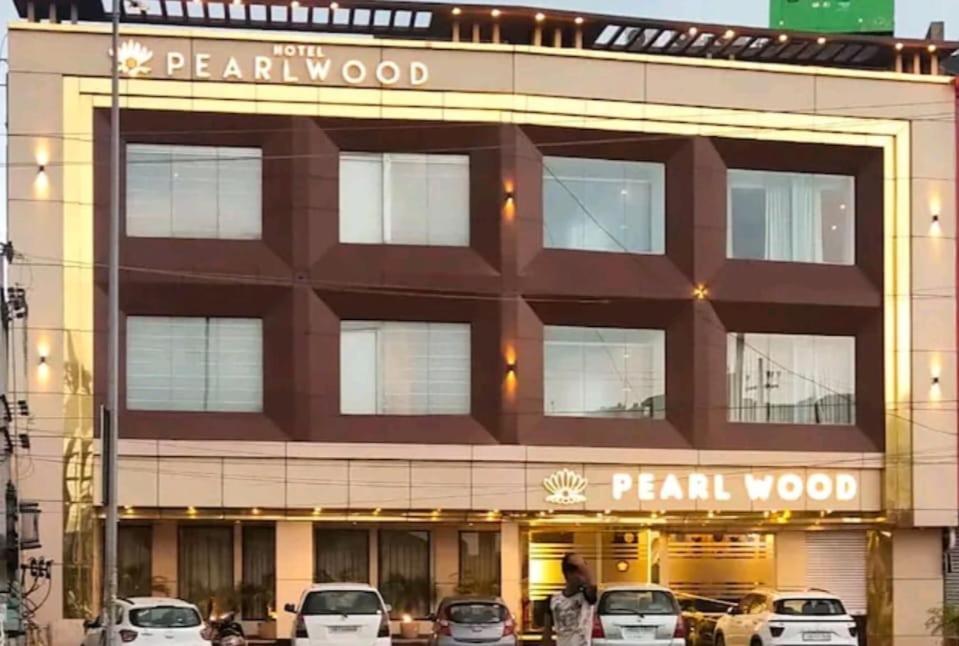 Hotel Pearl Wood Zirakpur Buitenkant foto