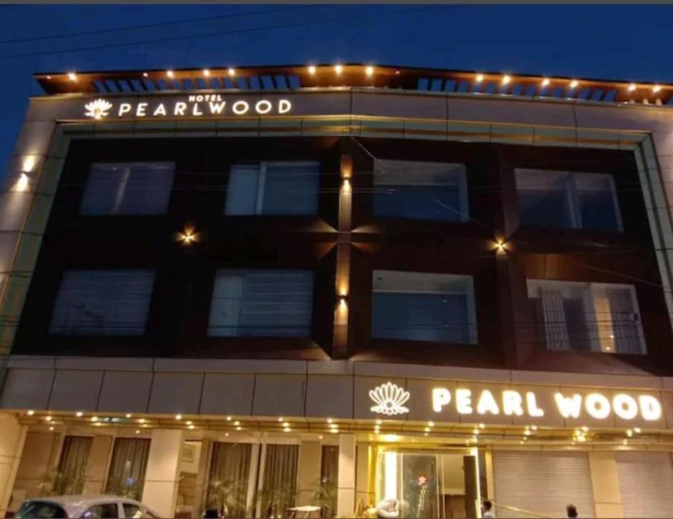 Hotel Pearl Wood Zirakpur Buitenkant foto