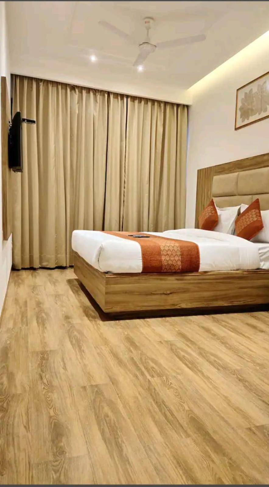 Hotel Pearl Wood Zirakpur Buitenkant foto