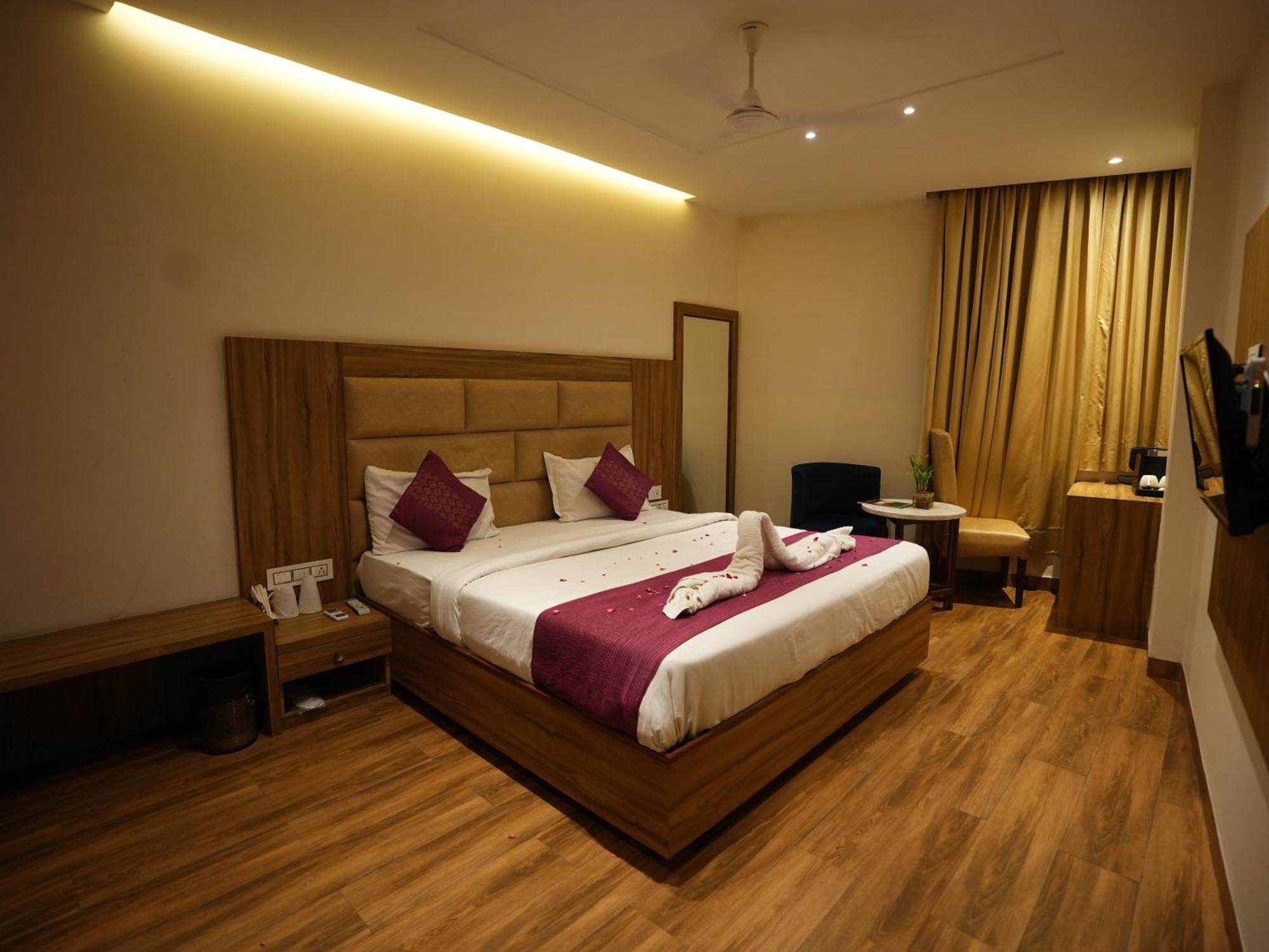 Hotel Pearl Wood Zirakpur Buitenkant foto
